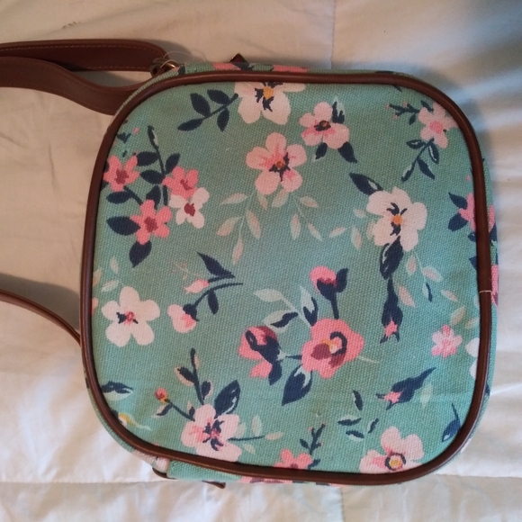 ✨🌸Candie's Floral Crossbody Bag. NWT!🌸✨ - Picture 2 of 6